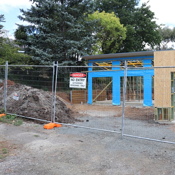 do you deliver and install temporary fencing and what's the price for this in Sandwich